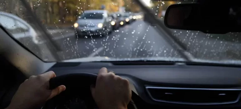 Como Dirigir Com Segurança Na Chuva